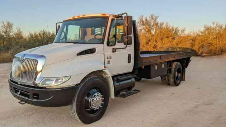 International 4200 FLATBED 22K MILES FLATBED STAKEBED TRUCK (2006)