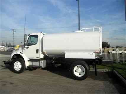 Freightliner m2 truck 33, 000# GVWR , 6sp NEW 2500gal Water tank installed (2009)