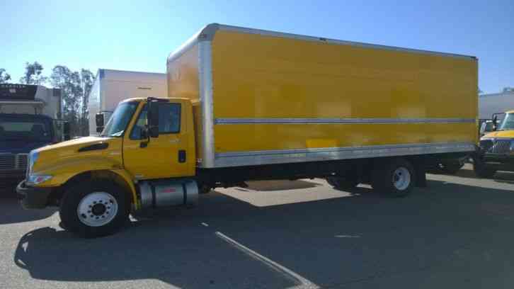 International 4300 26FT box truck high cube AIR BRAKES, AIR RIDE 26, 000# gvwr UNDER CDL   (2012)