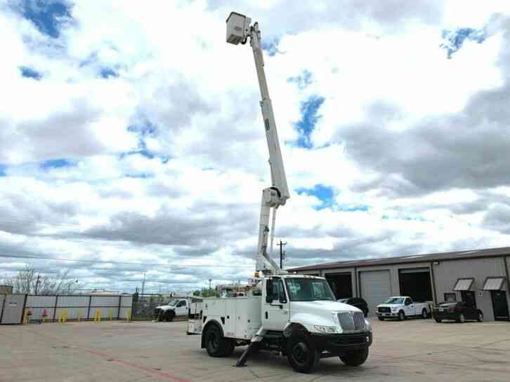 International 4300 BUCKET TRUCK 47 FT WITH MATERIAL HANDLER (2005)