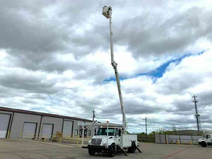 International 4300 BUCKET TRUCK 60 FOOT REACH (2005)