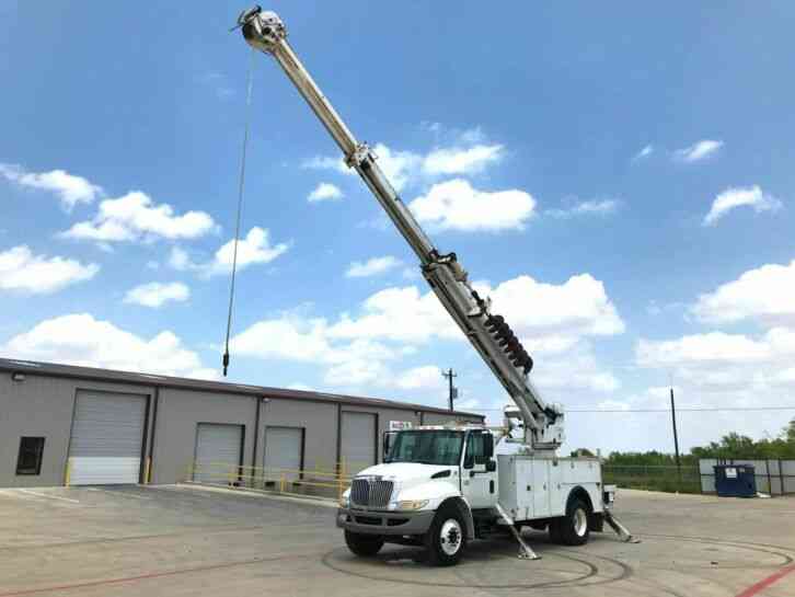 International 4300 DIGGER DERRICK (2005)