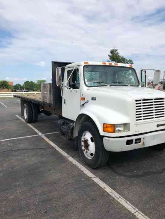 International truck with 24ft flatbed International (1997)