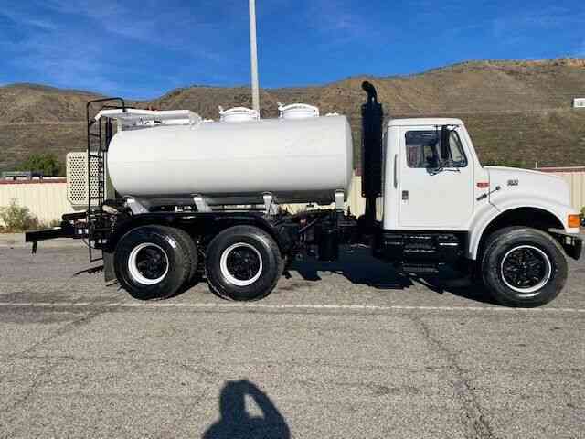 INTERNATIONAL 4900 DT466 WATER TRUCK, AC AUTO, ONLY 34. 000 MILES SINCE NEW, EX CITY