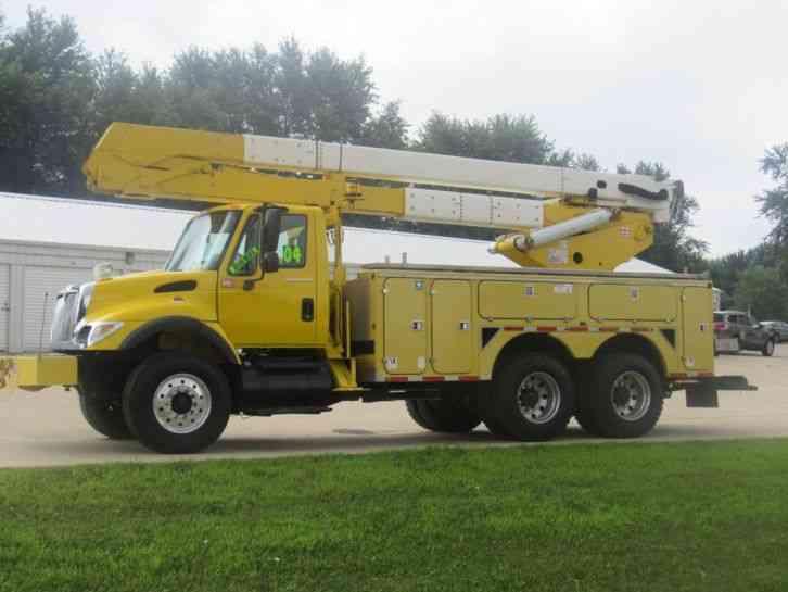 International 7400 bucket truck (2004)