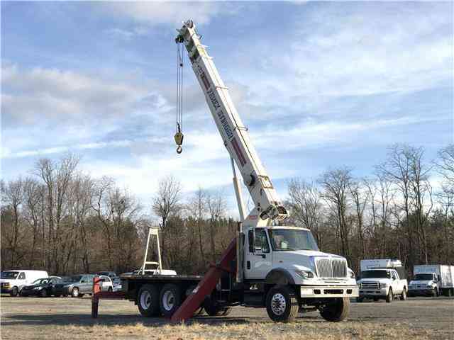 International 7600 Chassis- TEREX Boom -- (2003)