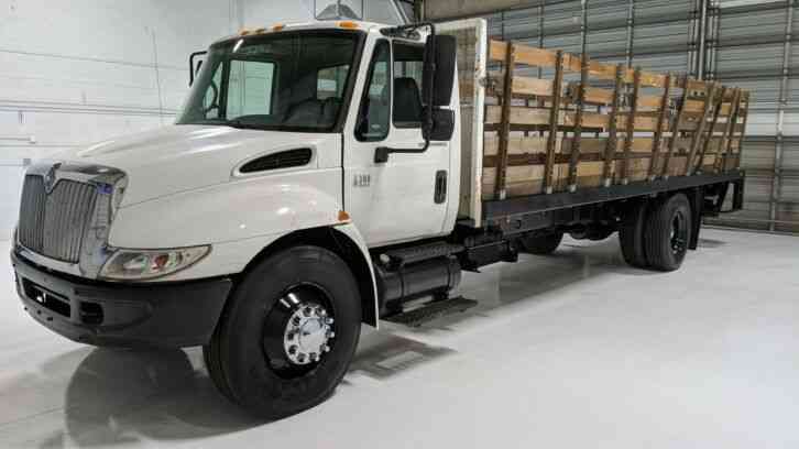 International 4300 DT466 24' Flatbed 43k miles Lift Gate (2004)