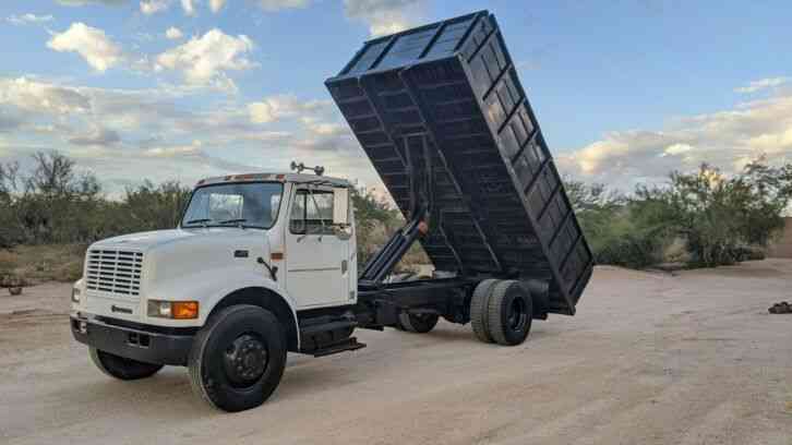 International 4900 16 FLATBED DUMP TRUCK ONLY 64K MILES DT466 (2005)