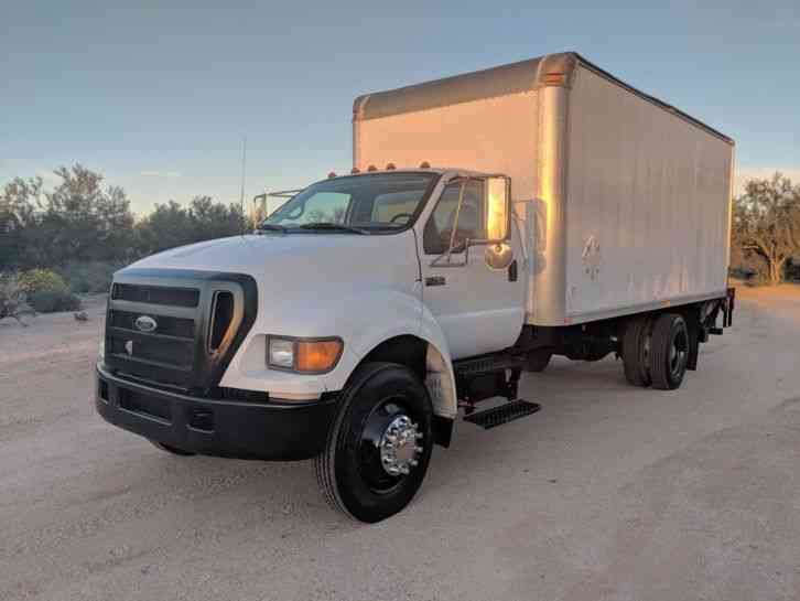 Ford Box Truck 27k miles Diesel Automatic lift gate boxtruck (2005)