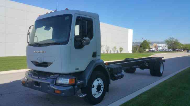 Mack Freedom XXL Cab & Chassis 6 Speed Midliner Box Tow Reefer Hauler Dump Export Truck Clean Cab (2003)