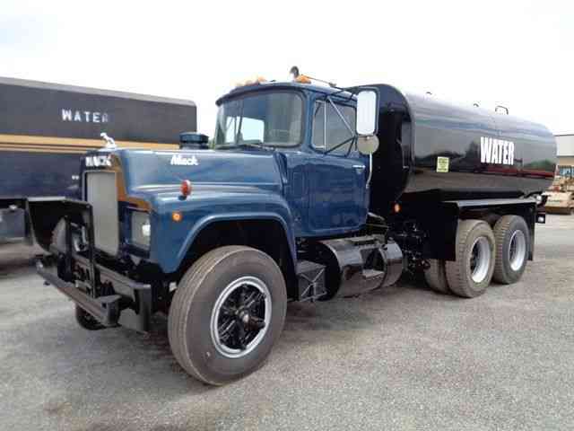 MACK R686ST 4000 GALLON WATER TRUCK (1977)