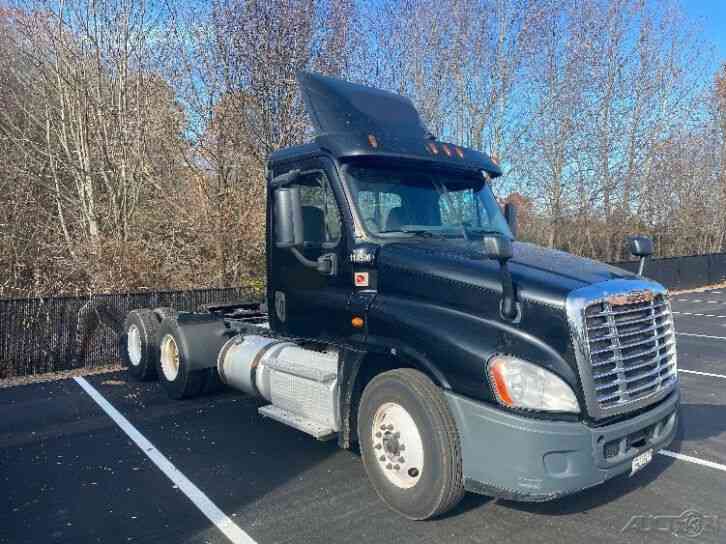 Penske Used Trucks - unit # 114596 - 2015 Freightliner CASCADIA 125