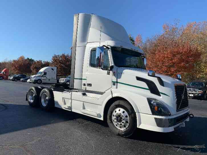Penske Used Trucks - unit # 117425 - 2015 Volvo VNL64T300