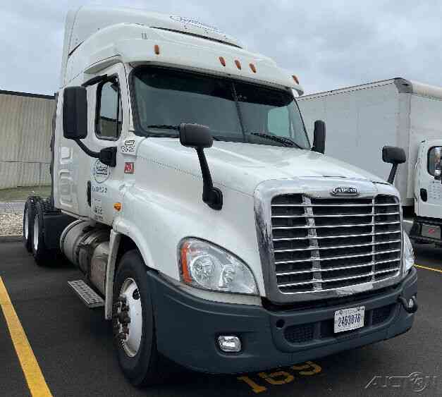 Penske Used Trucks - unit # 136485 - 2016 Freightliner CASCADIA 125