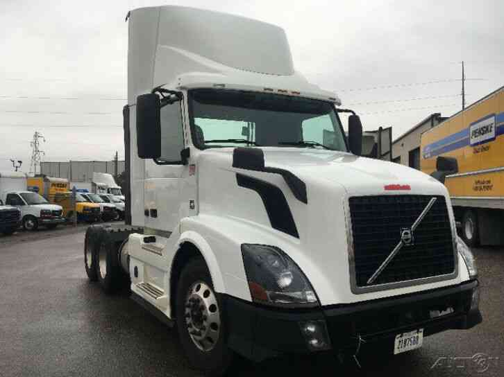 Penske Used Trucks - unit # 683824 - 2014 Volvo VNL64T300