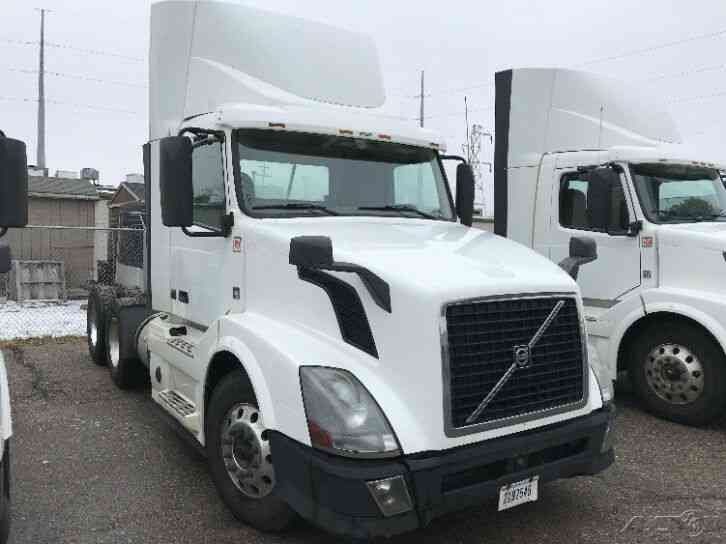 Penske Used Trucks - unit # 683828 - 2014 Volvo VNL64T300