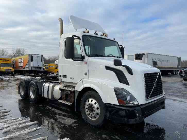 Penske Used Trucks - unit # 688668 - 2014 Volvo VNL64T300