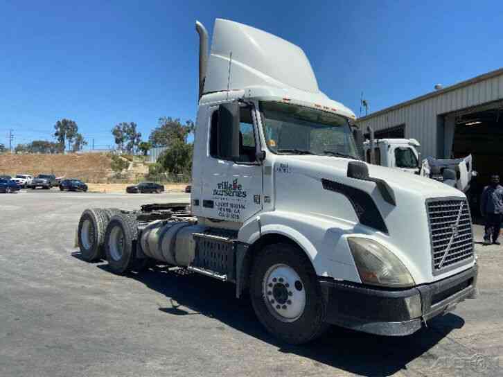 Penske Used Trucks - unit # 690613 - 2014 Volvo VNL64T300