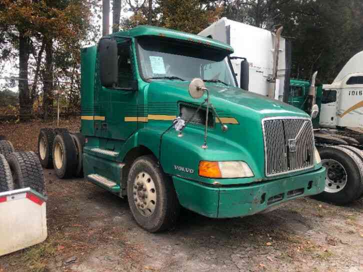 Penske Used Trucks - unit # 713939 - 2003 Volvo VNL64T300