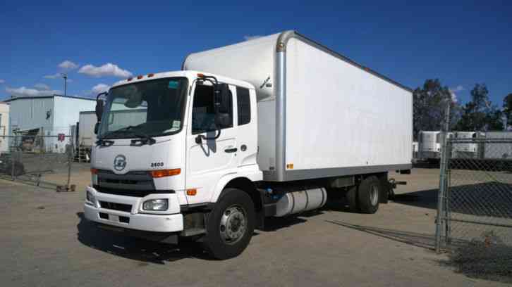 UD 2600 BOX TRUCK 26FT w LIFTGATE AIR RIDE 26, 000# gvwr UNDER CDL- LIKE ISUZU HINO (2012)