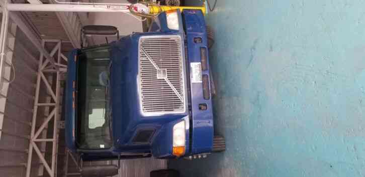 Volvo Rolloff Truck VN64T (2000)