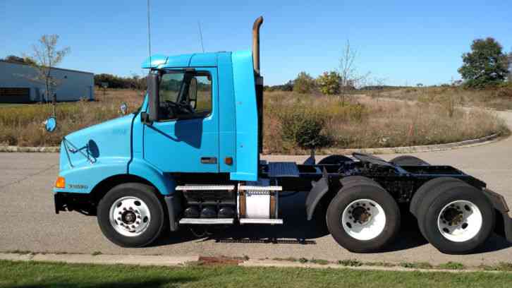 Volvo VNM64T 200 Daycab (2003)